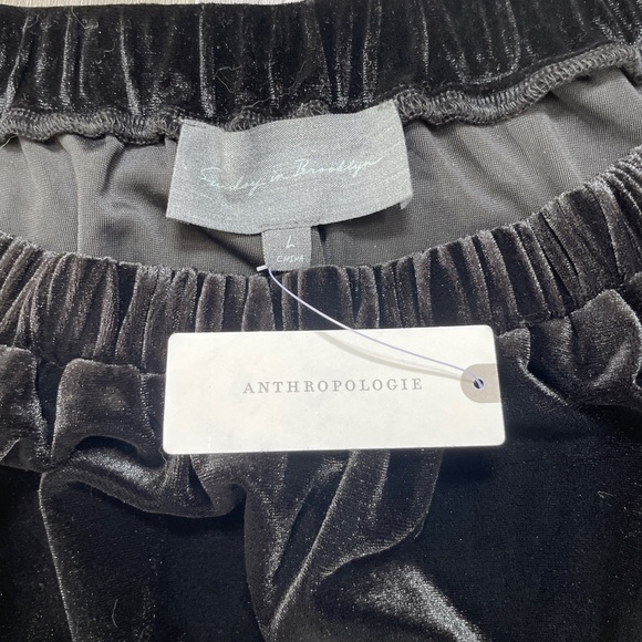 Sunday in Brooklyn Off-The-Shoulder Top - Picture 4 of 7